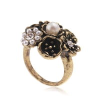Модное  кольцо с жемчужной имитацией и кристаллами.